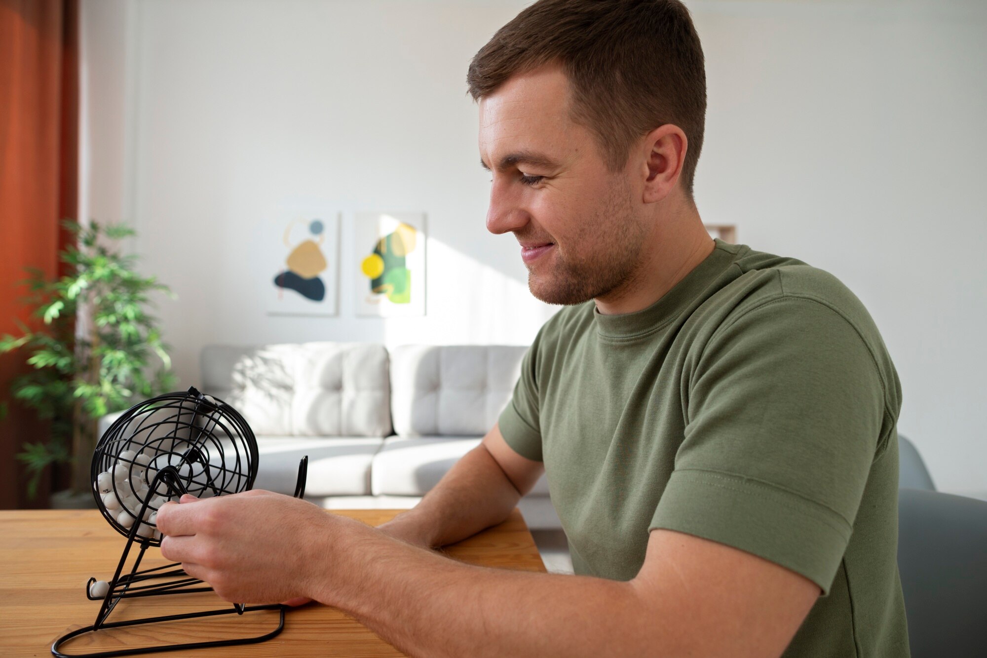 Średnio strzał mężczyzna grający w bingo