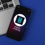 Symbol tety. Handluj kryptowalutami, cyfrowymi i wirtualnymi pieniędzmi, bankowością z koncepcją telefonu komórkowego. Biznesowy obszar roboczy, zdjęcie z widokiem na stół