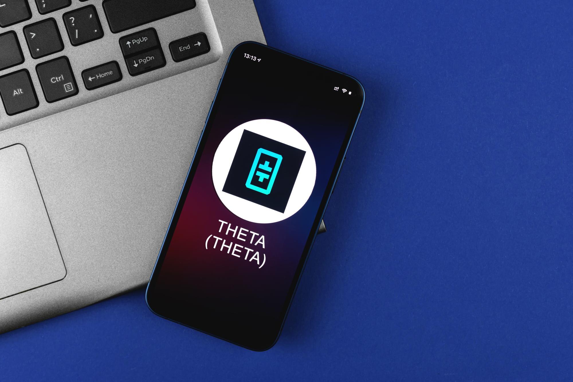 Symbol tety. Handluj kryptowalutami, cyfrowymi i wirtualnymi pieniędzmi, bankowością z koncepcją telefonu komórkowego. Biznesowy obszar roboczy, zdjęcie z widokiem na stół