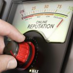 Mężczyzna przekręca gałkę, aby poprawić zarządzanie reputacją firmy w Internecie. Obraz złożony między fotografią ręczną a tłem 3D.