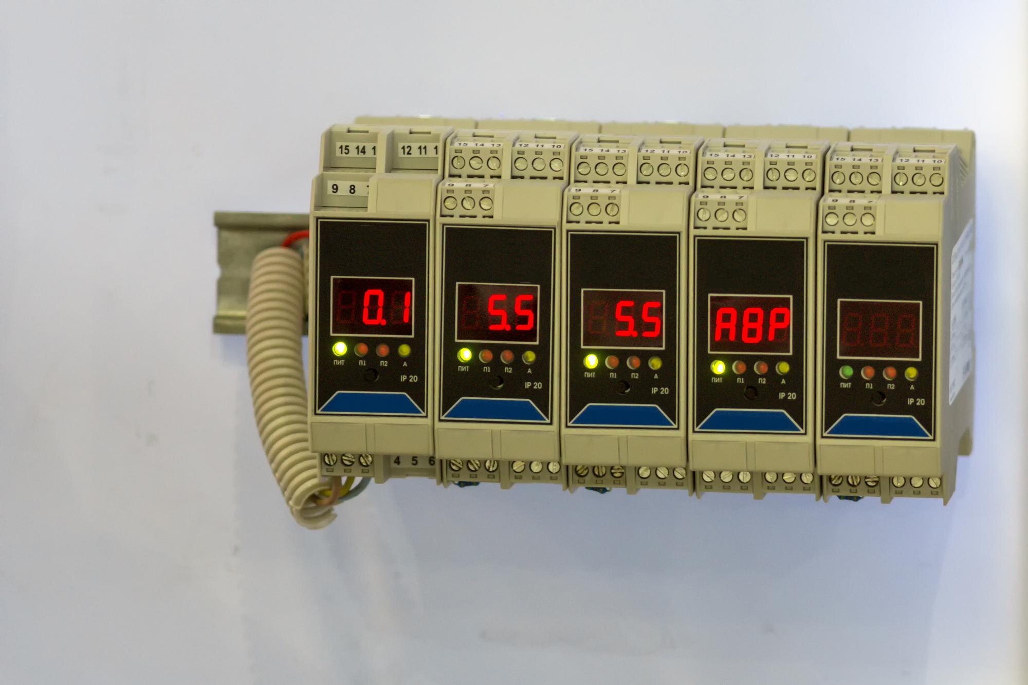 Stabilizator elektryczny - tranzystory lub rezystory - sprzęt elektroniczny zabezpieczający, z bliska