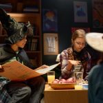 Chłopiec w czarną czapkę i płaszcz pomagający dziewczynie