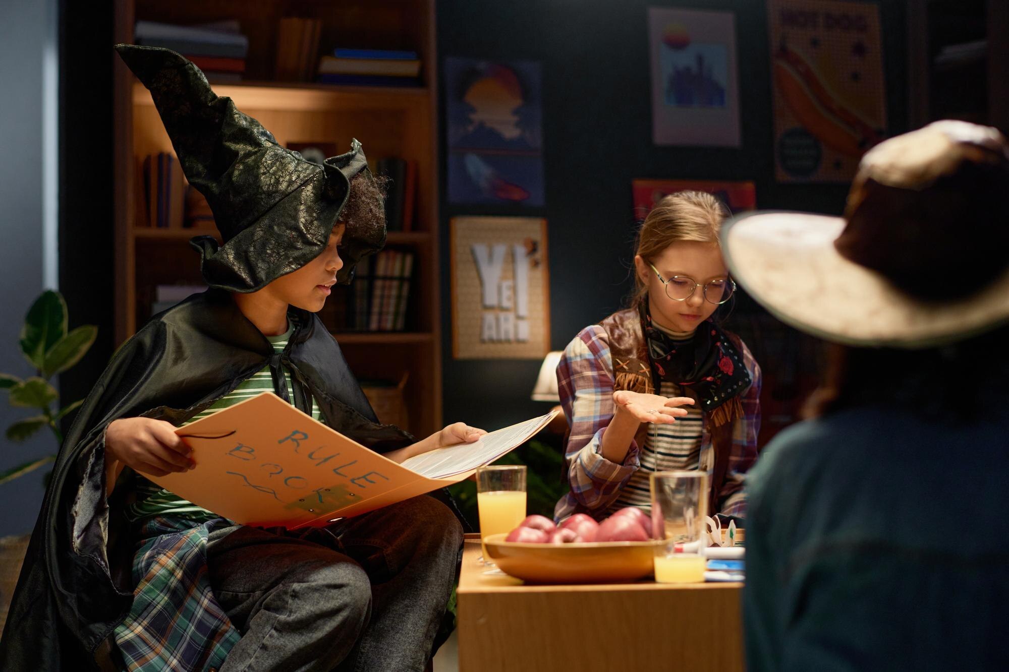 Chłopiec w czarną czapkę i płaszcz pomagający dziewczynie