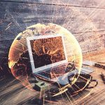 Komputer na biurku z hologramem sieci społecznościowej Podwójna ekspozycja Koncepcja międzynarodowych połączeń ludzi