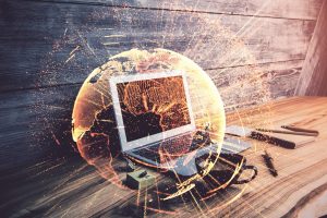 Komputer na biurku z hologramem sieci społecznościowej Podwójna ekspozycja Koncepcja międzynarodowych połączeń ludzi