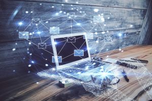 Tło komputera stacjonarnego w biurze i pływające otacza rysunek hologramu Podwójna ekspozycja Koncepcja poczty elektronicznej