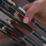 Kobieta ściskająca dłoń z metalową protezą zbliżenie