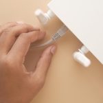 Router Wifi z kablami na stole