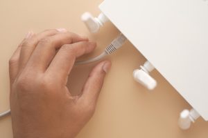 Router Wifi z kablami na stole