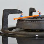 miniaturowa figurka pracowników mentainance piec