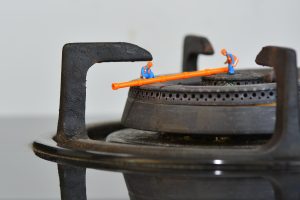 miniaturowa figurka pracowników mentainance piec