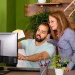 Dwóch kolegów patrzy na ekran. . Uruchom biuro firmy