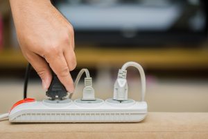 człowiek odłączony wtyczkę, aby zaoszczędzić na energii