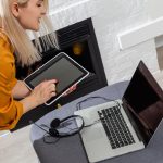 Kobieta korzystająca z laptopa i pracująca w domu