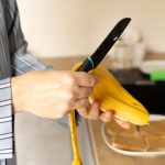 ręce kobiety młoda kobieta łuszczy banan