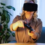 Kobieta gra w domu na urządzeniu VR
