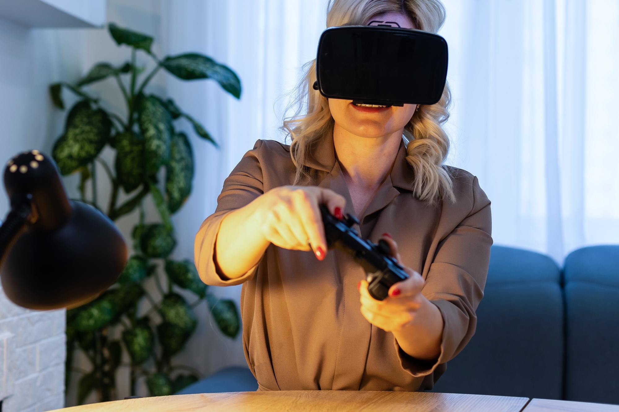 Kobieta gra w domu na urządzeniu VR