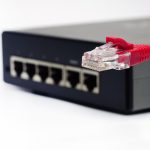 Połączenie sieciowe LAN Kabel EthernetKabel internetowy RJ45 na białym tle