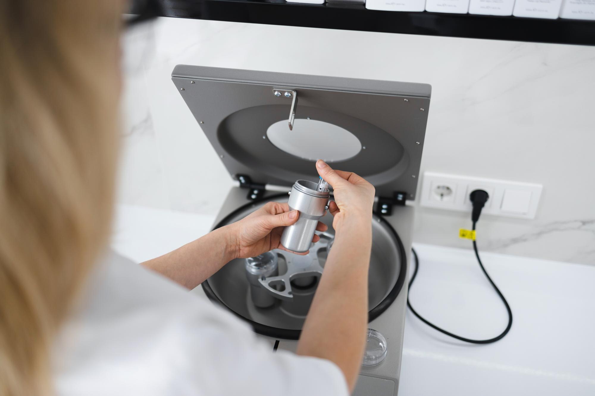 Lekarz kosmetyczka wkłada probówkę do metalowego pojemnika