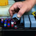 Mechanik samochodowy naprawiający samochód zbliżenie