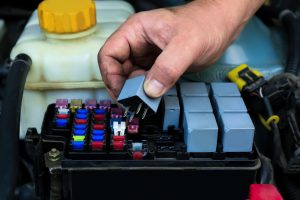 Mechanik samochodowy naprawiający samochód zbliżenie