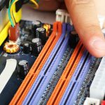 Palec wskazuje na zbliżenie płyty głównej