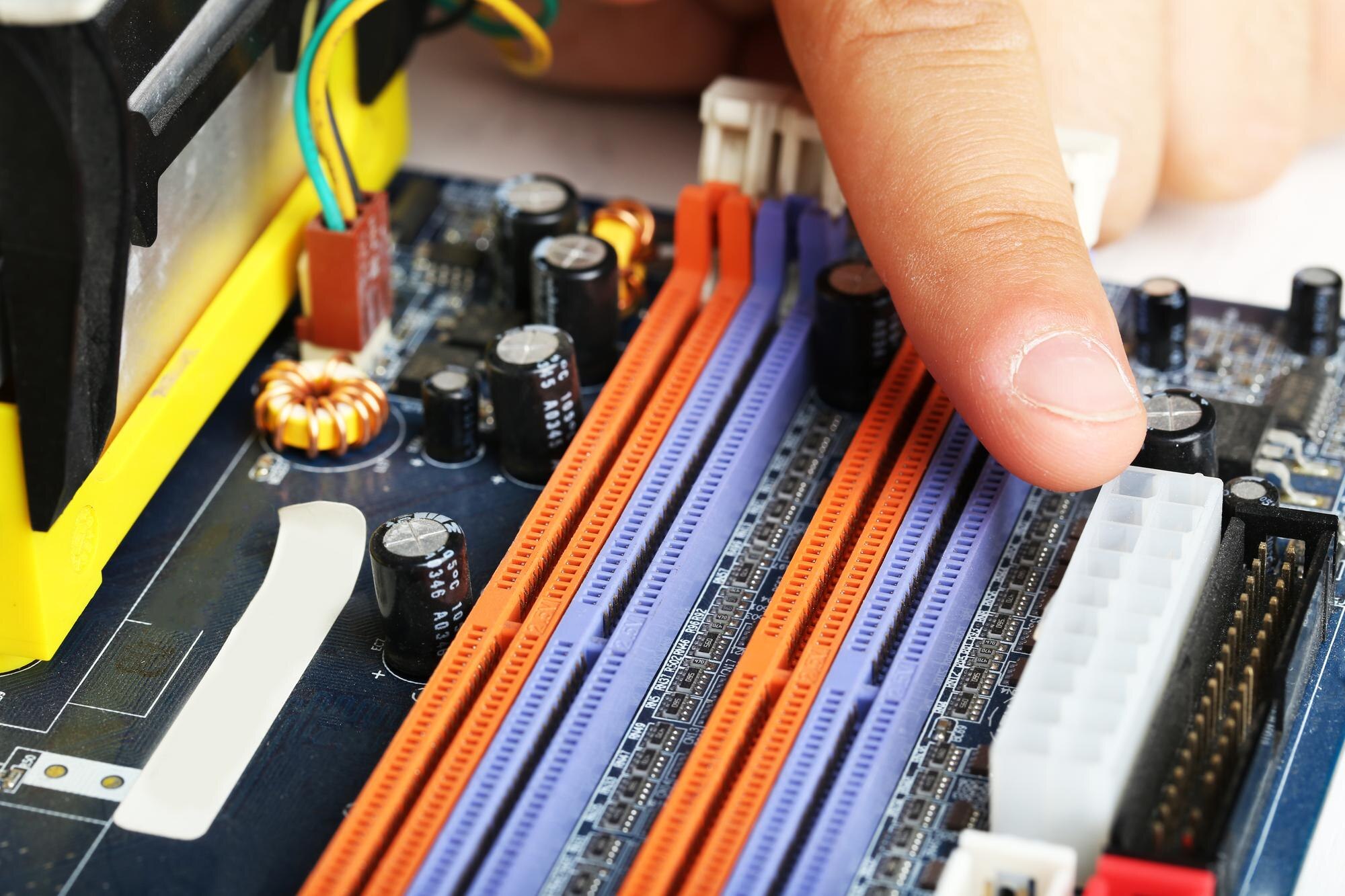 Palec wskazuje na zbliżenie płyty głównej