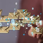 Rendering 3D człowieka wskazującego na pływające ikony e-mail Koncepcja komunikacji biznesowej