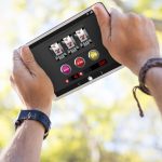 Złożony obraz automatu do gry z ikonami na ekranie telefonu komórkowego