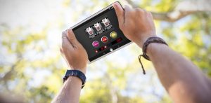 Złożony obraz automatu do gry z ikonami na ekranie telefonu komórkowego