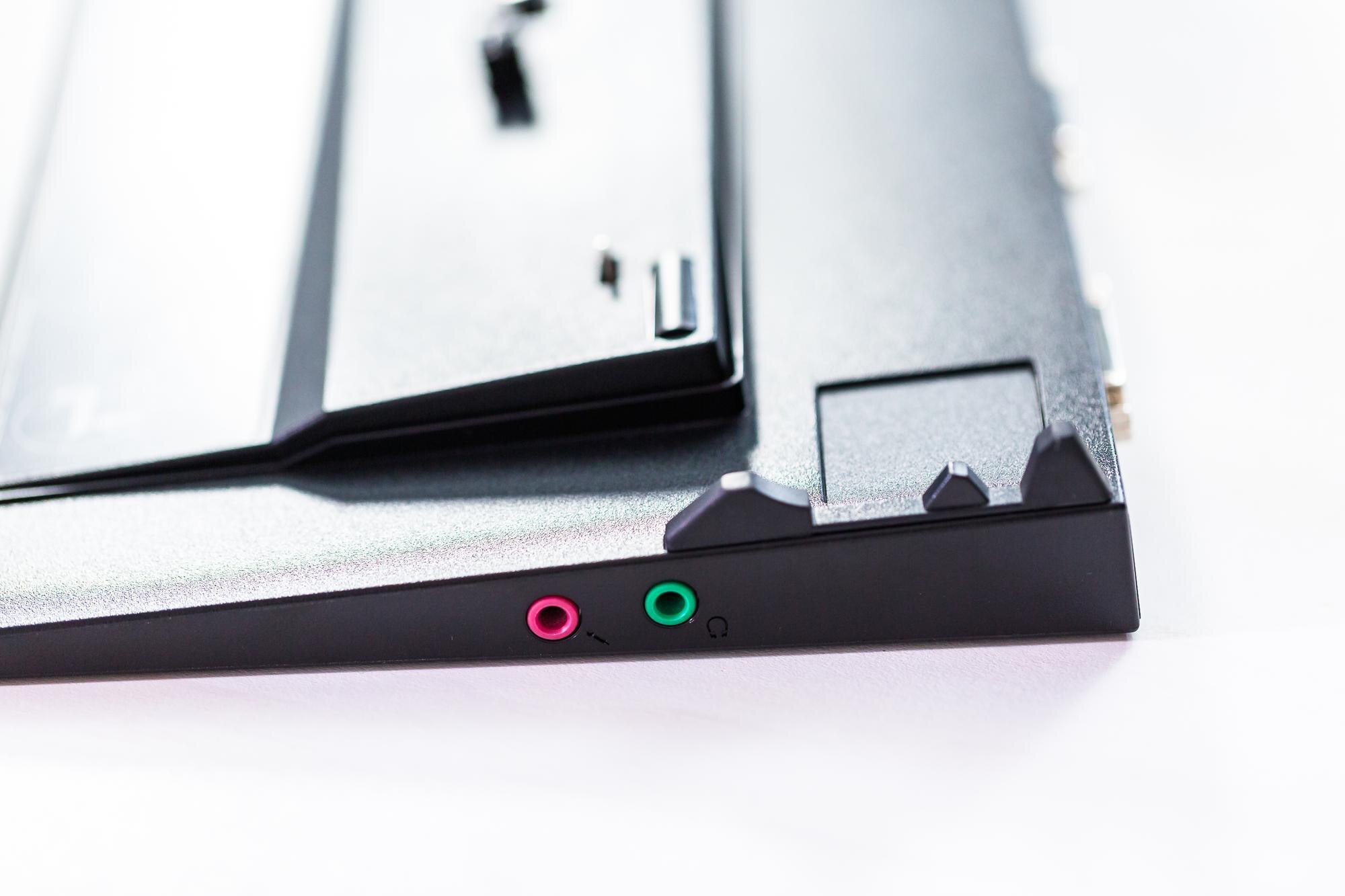 Zamknij się czarne stacje dokujące notebooka.