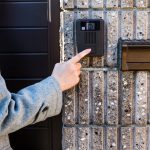 Żeńska ręka Naciska the doorbell brzęczenie