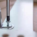 Montaż mebli za pomocą śrubokręta w domu