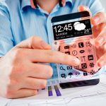 Smartfon (phablet) z przezroczystym wyświetlaczem w ludzkich rękach. Koncepcja aktualna przyszłość innowacyjne pomysły i najlepsze technologie ludzkości.