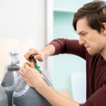 osoba otworzyć zbiornik sprężonego powietrza. butla gazowa wysokiego ciśnienia b