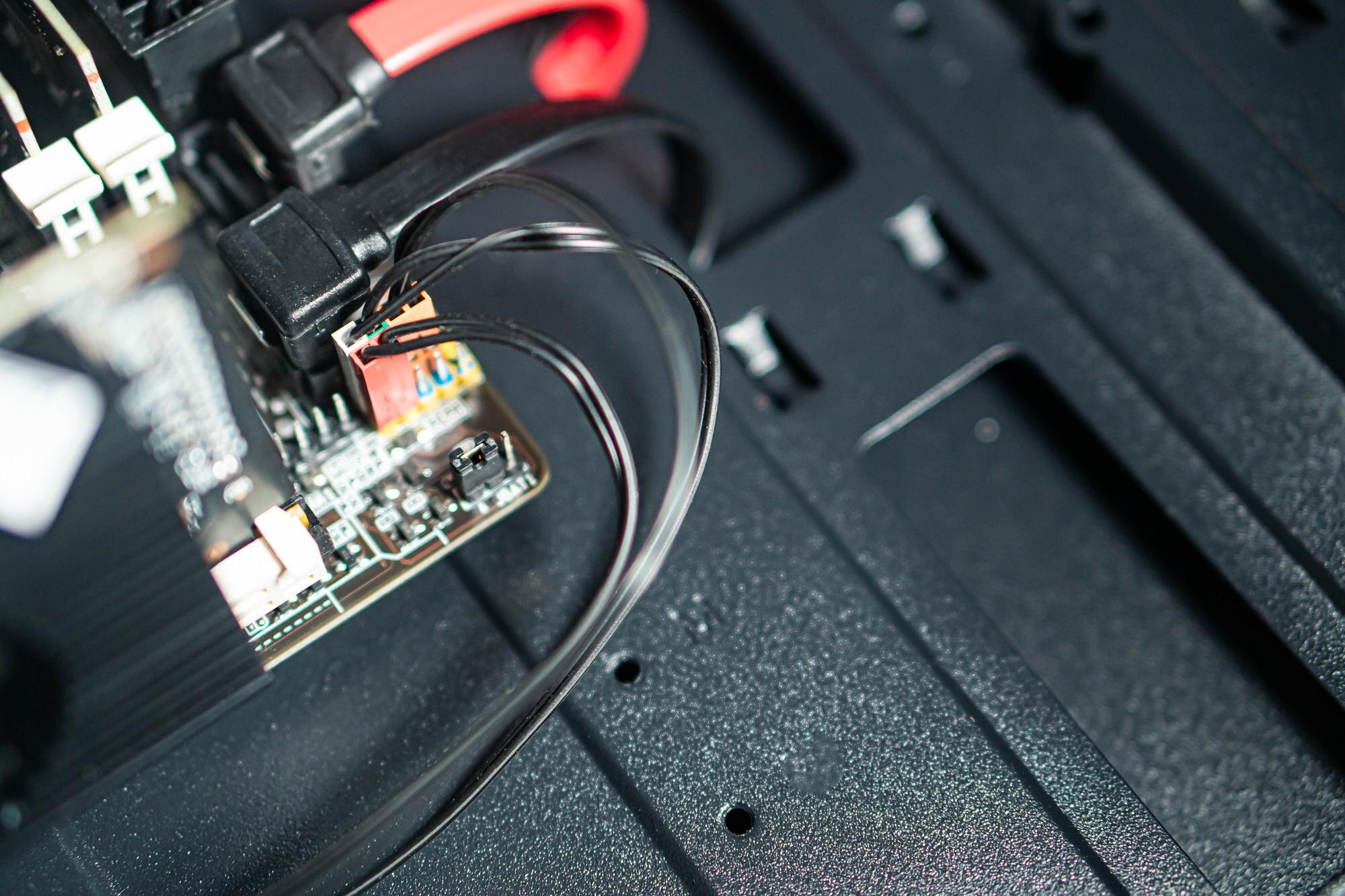 Płytka główna komputera z podłączonymi kablami