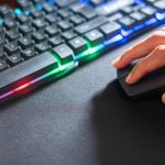 Klawiatura RGB i mysz bezprzewodowa na podkładce myszy
