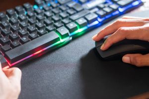 Klawiatura RGB i mysz bezprzewodowa na podkładce myszy