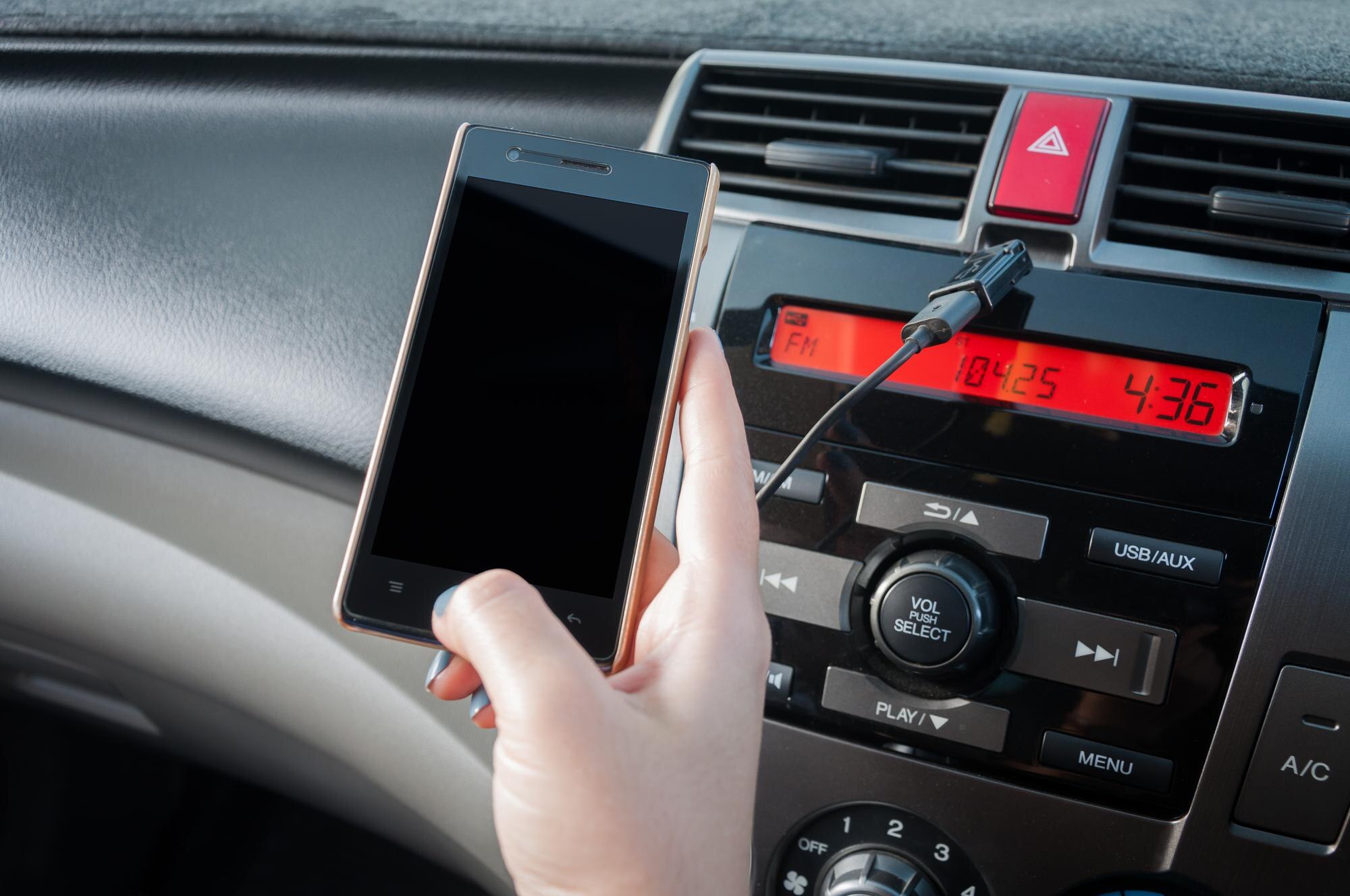 Rękę trzymaj smartfon w samochodzie, ludzie naciskają telefon podczas jazdy!