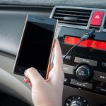 Rękę trzymaj smartfon w samochodzie, ludzie naciskają telefon podczas jazdy!