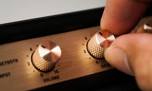 Ręczna regulacja głośnościUżyj ręki, aby wyregulować głośność za pomocą przycisku regulacji głośności