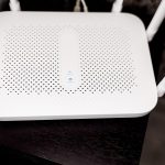 Biały router WiFi z antenami zewnętrznymi