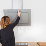 Kobiece otwieranie okapów kuchennych