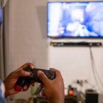 Mężczyzna grający w gry wideo w domu
