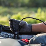 Zamyka up ręka samochodowy technika mienia kabel łączyć bateria