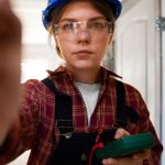 Technik elektryczny pracujący nad panelem elektrycznym