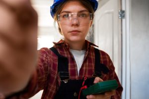 Technik elektryczny pracujący nad panelem elektrycznym