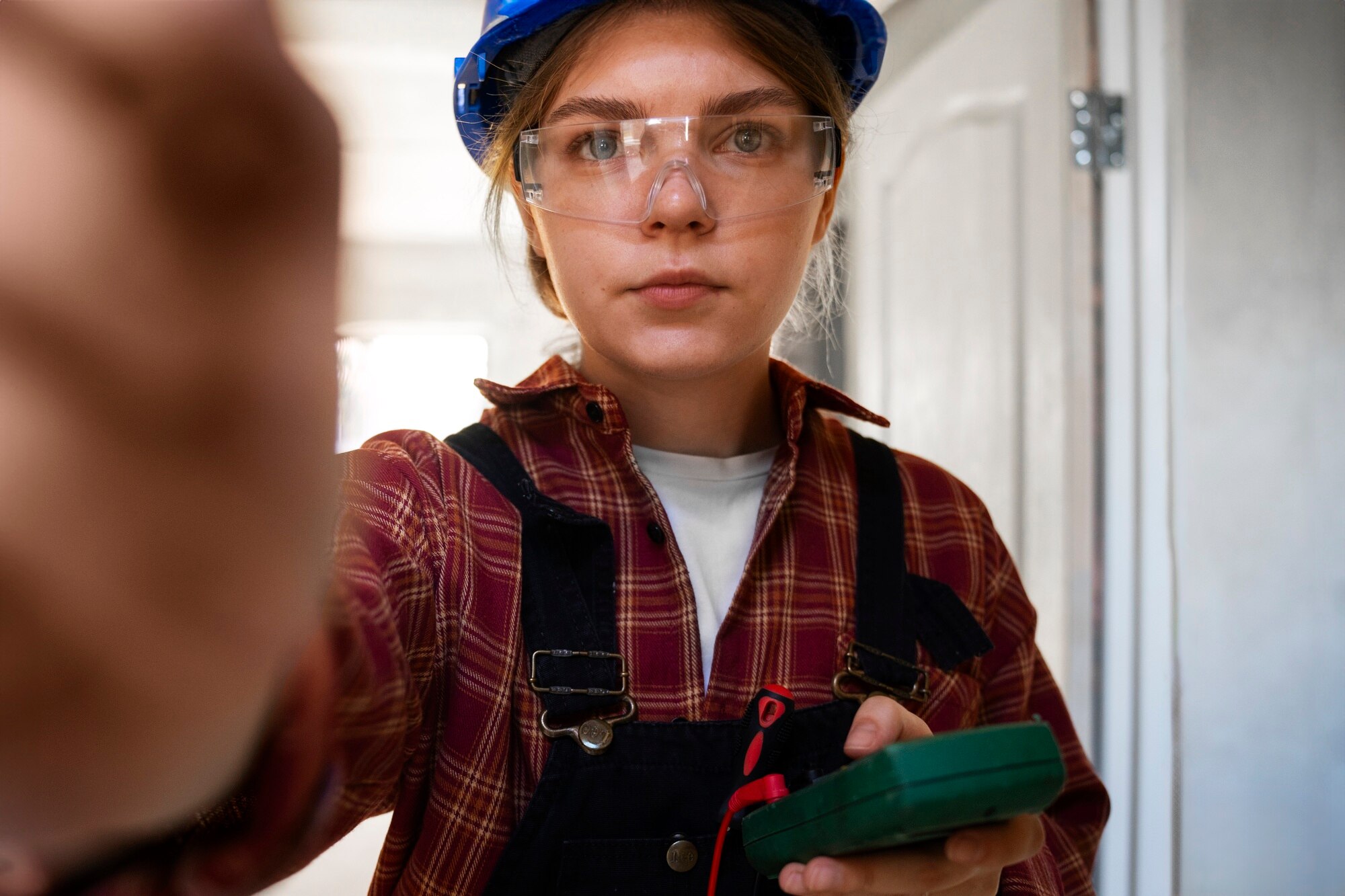 Technik elektryczny pracujący nad panelem elektrycznym