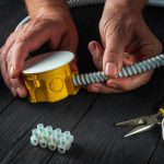 Podłączenie elektryczne w warsztacie profesjonalnego mistrza elektryka