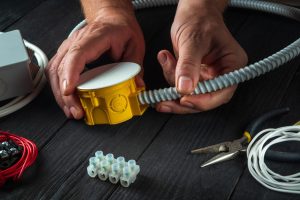 Podłączenie elektryczne w warsztacie profesjonalnego mistrza elektryka